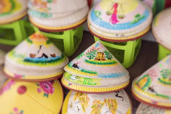 "Asian Cone Hat Handicraft". Вьетнамский конус. Селективный фок — стоковое фото