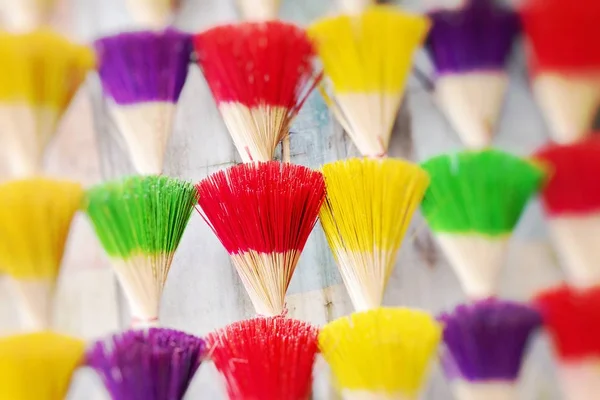 Ampia esposizione di bastoncini di incenso colorati in vendita. Focus selettivo — Foto Stock
