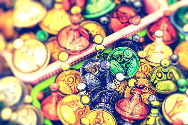 Coloridos souvenirs en venta en la calle en una tienda en Marruecos . — Foto de Stock
