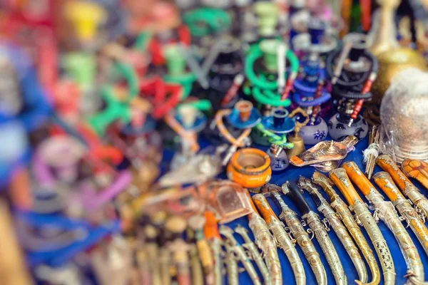 Kolorowe pamiątki na sprzedaż na ulicy w sklepie w Maroko. — Zdjęcie stockowe