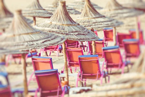 Fas güzel plajda plaj şemsiyeleri. Seçici — Stok fotoğraf