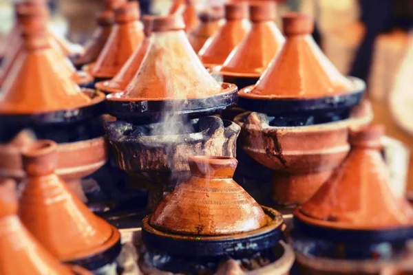 Selecție de tajine marocane foarte colorate. Focus selectiv . — Fotografie, imagine de stoc