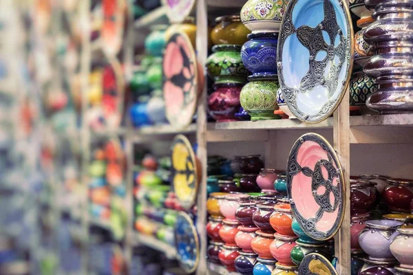 Souvenirs colorés à vendre dans la rue dans une boutique au Maroc . — Photo