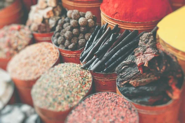 Traditionele specerijenmarkt in Marokko. Selectieve focus. — Stockfoto