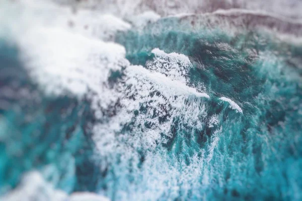 Vista aérea a las olas del océano. Fondo de agua azul. Foto hecha fr — Foto de Stock