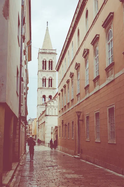 Zadar, kroatien - 21. april 2019: historisches zentrum der kroatischen — Stockfoto