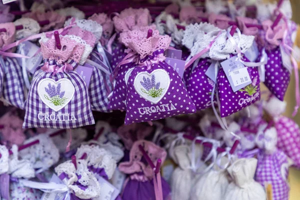 Väskor med lavendel som Souvenir från Kroatien. — Stockfoto