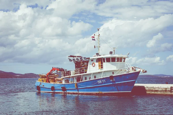 Zadar, Kroatien - 21 april 2019: Blå fiskebåt vid Zadar i C — Stockfoto