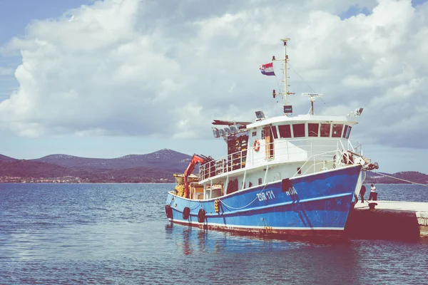 ZADAR, CROACIA - 21 DE ABRIL DE 2019: Barco de pesca azul en Zadar en C —  Fotos de Stock