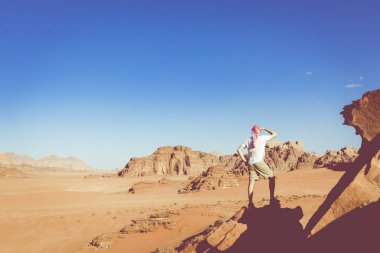 De panoramik bir görünümüdışında bakmak yanında duran bir turist