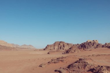 Wadi Rum çölü, Ürdün panoramik görünümü. Summe'de mavi gökyüzü