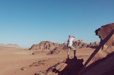 De panoramik bir görünümüdışında bakmak yanında duran bir turist