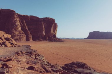 Wadi Rum çölü, Ürdün panoramik görünümü. Summe'de mavi gökyüzü