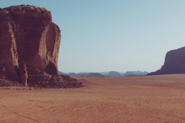 Wadi Rum çölü, Ürdün panoramik görünümü. Summe'de mavi gökyüzü