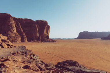 Wadi Rum çölü, Ürdün panoramik görünümü. Summe'de mavi gökyüzü