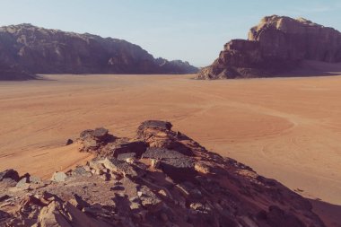 Wadi Rum çölü, Ürdün panoramik görünümü. Summe'de mavi gökyüzü