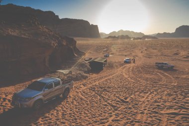 Bedevi'nin araba cipleri ve turistler, Ürdün,Orta'daki Wadi Rum çölü
