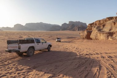 Bedevi'nin araba cipleri ve turistler, Ürdün,Orta'daki Wadi Rum çölü
