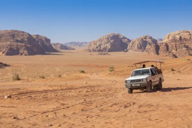Bedevi'nin araba cipleri ve turistler, Ürdün,Orta'daki Wadi Rum çölü