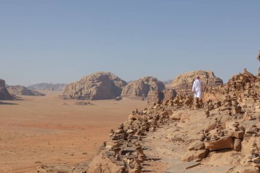 Wadi Rum, Ürdün'de Kızıl Çöl'ün Bedevi ve Panoramik görünümü