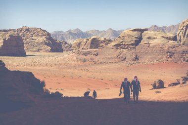 De panoramik bir görünümüdışında bakmak yanında duran bir turist