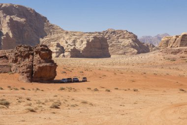 Wadi Rum çölü, Ürdün panoramik görünümü. Summe'de mavi gökyüzü