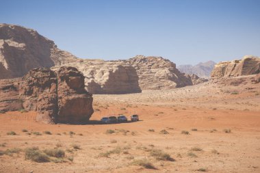 Wadi Rum çölü, Ürdün panoramik görünümü. Summe'de mavi gökyüzü