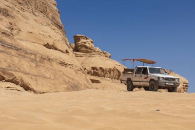 Bedevi'nin araba cipleri ve turistler, Ürdün,Orta'daki Wadi Rum çölü
