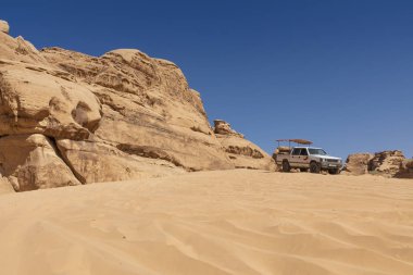 Bedevi'nin araba cipleri ve turistler, Ürdün,Orta'daki Wadi Rum çölü