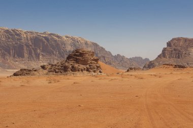Wadi Rum çölü, Ürdün panoramik görünümü. Summe'de mavi gökyüzü