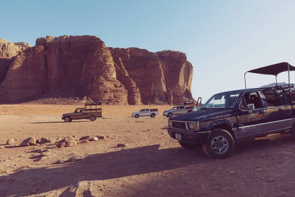 Beduinen-Jeeps und Touristen, Wadi-Rum-Wüste in Jordanien, Mitte — Stockfoto