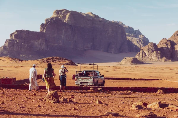 Jeeps coche de beduinos y turistas, Wadi Rum desierto en Jordania, mediados de —  Fotos de Stock