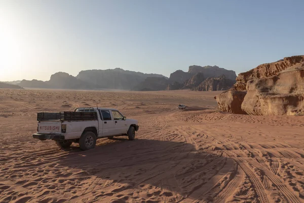 Bedoeïenen auto jeeps en toeristen, Wadi Rum woestijn in Jordanië, Mid — Stockfoto