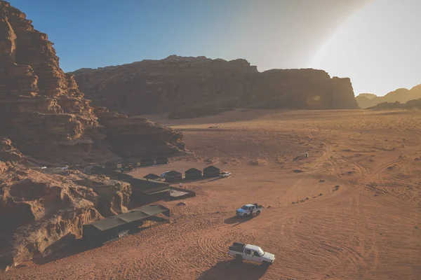 Τζιπ και τουρίστες αυτοκινήτων του Βεδουίνος, έρημο Wadi Rum στην Ιορδανία, Mid — Φωτογραφία Αρχείου