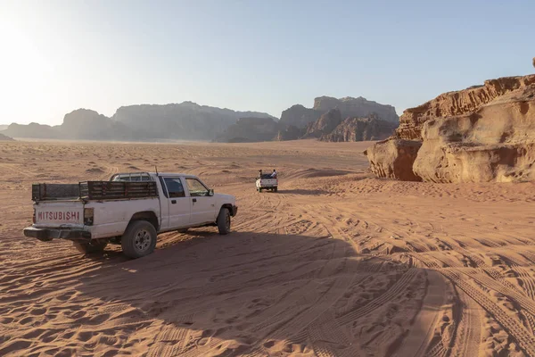 Beduinen-Jeeps und Touristen, Wadi-Rum-Wüste in Jordanien, Mitte — Stockfoto