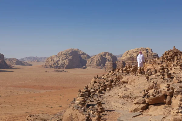 Bedoeïenen en panoramisch uitzicht op de rode woestijn in Wadi Rum, Jordanië — Stockfoto