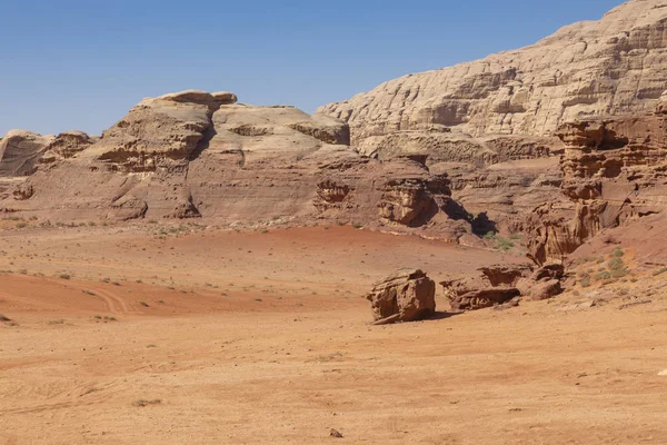 ヨルダンのワディラム砂漠のパノラマビュー。総和の青空 — ストック写真