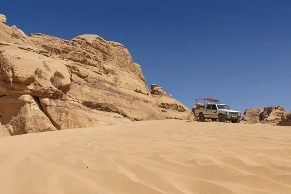 베두인의 자동차 지프와 관광객, 요르단의 와디 럼 사막, 미드 — 스톡 사진