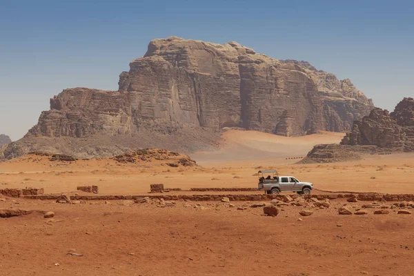 Carro beduíno jipes e turistas, Wadi Rum deserto na Jordânia, Meados — Fotografia de Stock