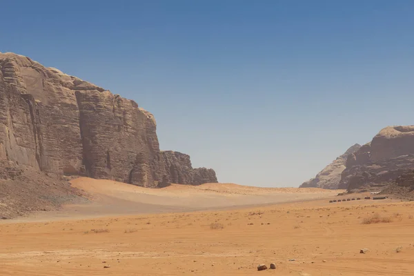 와디 럼 사막, 요르단의 파노라마 전망. 화수의 푸른 하늘 — 스톡 사진