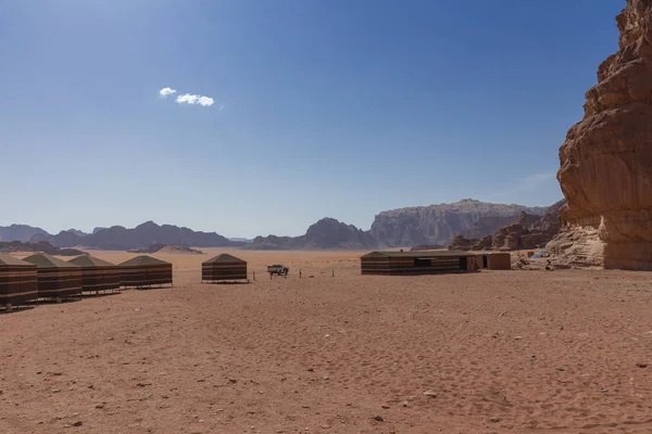 Campamento del desierto de beduinos, desierto de Wadi Rum en Jordania, Oriente Medio . —  Fotos de Stock