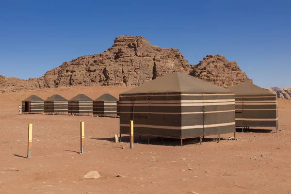 Wüstencamp der Beduinen, Wadi-Rum-Wüste in Jordanien, Naher Osten. — Stockfoto