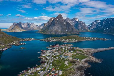 Reine havadan görünümü, Lofoten adaları, Norveç. Balıkçı villası