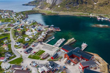 Reine havadan görünümü, Lofoten adaları, Norveç. Balıkçı villası