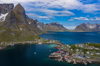 Reine havadan görünümü, Lofoten adaları, Norveç. Balıkçı villası