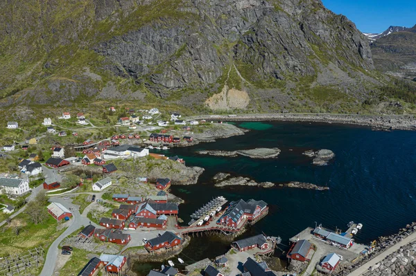 A Tind-ról való légifelvétel. Lofoten szigetek. Norvégia. A halászati villag — Stock Fotó