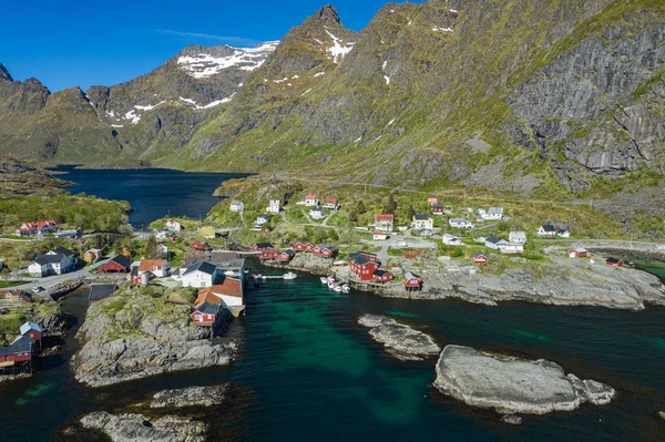 Ilmakuva Tindistä. Lofoten-saaret. Norjassa. Kalastushuvila — kuvapankkivalokuva