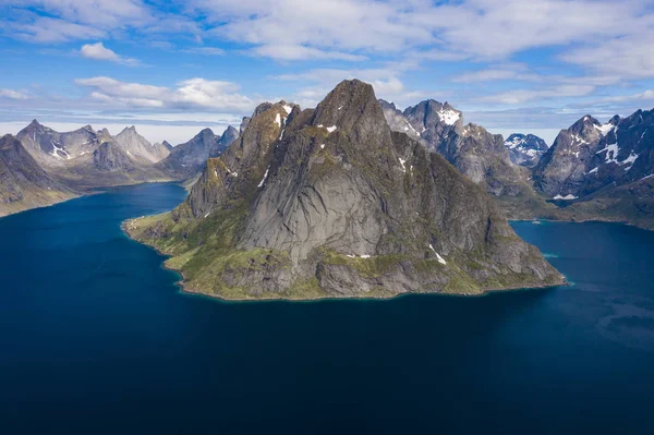 Vue aérienne de Reine, îles Lofoten, Norvège. La villa de pêche — Photo