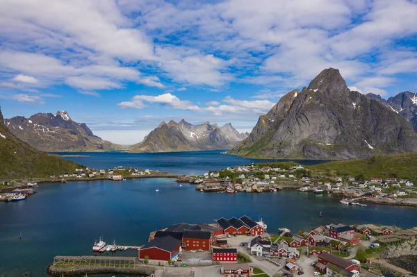 Vista aérea de Reine, Islas Lofoten, Noruega. La villa de pesca — Foto de Stock