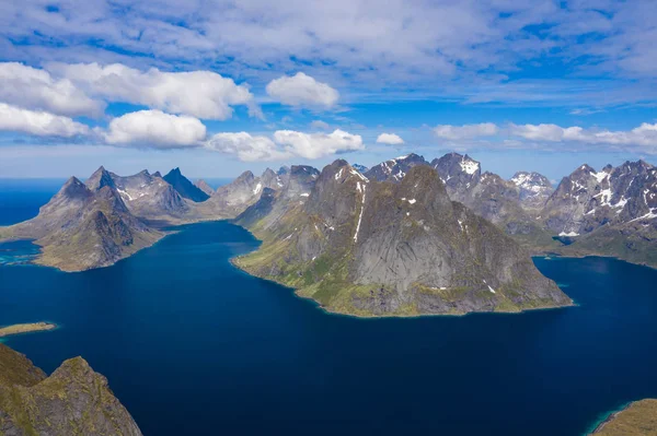 Vue aérienne de Reine, îles Lofoten, Norvège. La villa de pêche — Photo